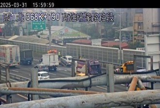 國1瑞隆段火燒車！銀色轎車竄火舌 駕駛急逃倖免於難