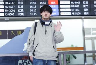 直擊》赤楚衛二首訪台！破百名粉絲雨天接機告白「我喜歡你」