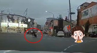 影》目擊輪椅阿公「闖紅燈」切西瓜 直呼：表演特技喔！