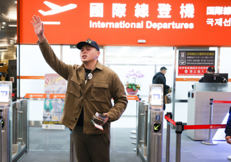 閩南狼「送機」恩綺遭民眾譏小丑！氣噗噗回應了