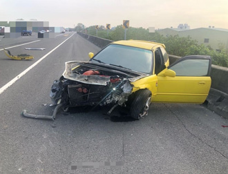 撞一台少一台！國道1鑽車陣 本田猛切車道撞護欄