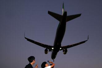 航空股耐震 四傑搶賺出國財