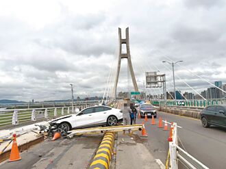 新北大桥机车道 本月3起车祸