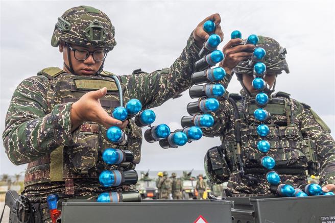 海军陆战队陆战66旅步1营等单位，日前实施多人操作武器射击鑑测，官兵先期针对弹药进行检整，确保射击任务安全无虞。（记者林睿奕摄）