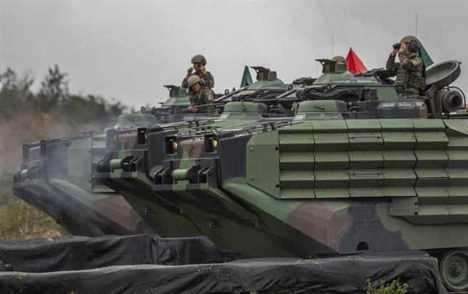 海军陆战队日前实施多人操作武器射击鑑测，官兵驾驶AAV7两栖突击车，朝目标区进行各阶段火力射击。（记者林睿奕摄）
