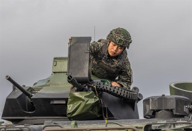 官兵完成车装武器检整，蓄势待发准备进行鑑测。（记者林睿奕摄）