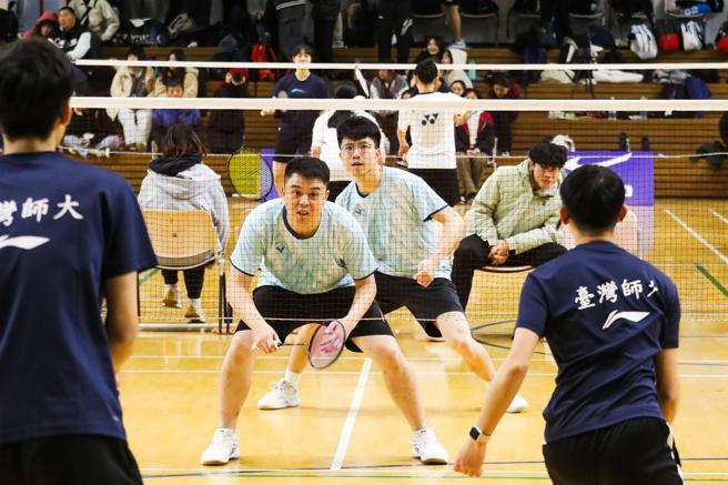 国防医学院医学系许庭嘉与张咏承（前）昨日在混合双打赛事，直落二击败对手，最终以排名第5的成绩进入决赛。
（记者李采霖摄）