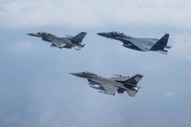  美军F-16C（右下）、新加坡F-15SG（右上）与泰国F-16B（左）战机，在联演期间编队飞行。（取自新加坡国防部网站）