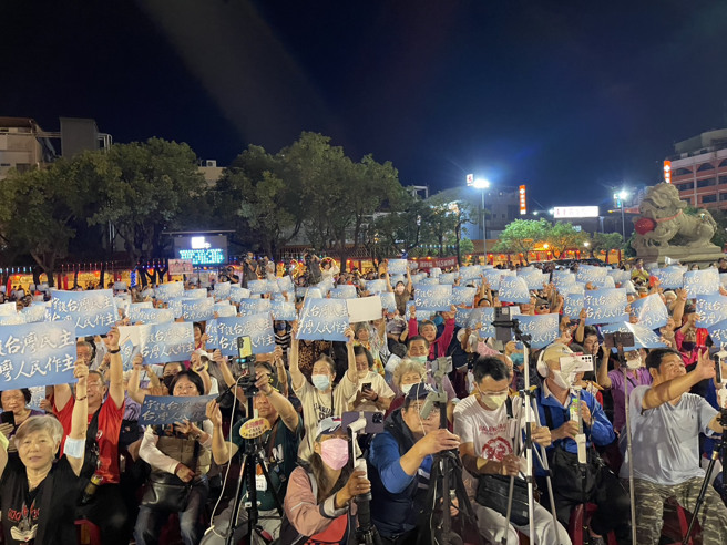 图为国民党高市党部27日在凤山五甲龙成宫举办「守护民主 人民作主 还钱于民」政策说明会，现场涌入上千位蓝营支持者到场，气氛相当热闹。（资料照／洪浩轩摄）