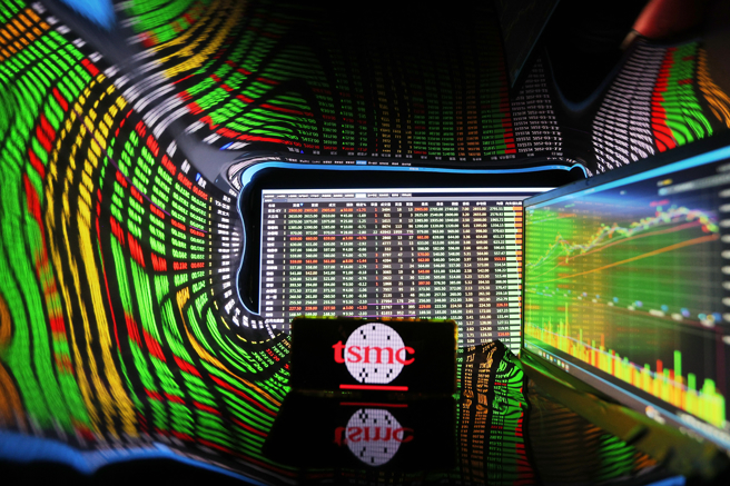 台积电股价重挫超过2成，台股也面临剧烈回檔。（图／报系资料照）