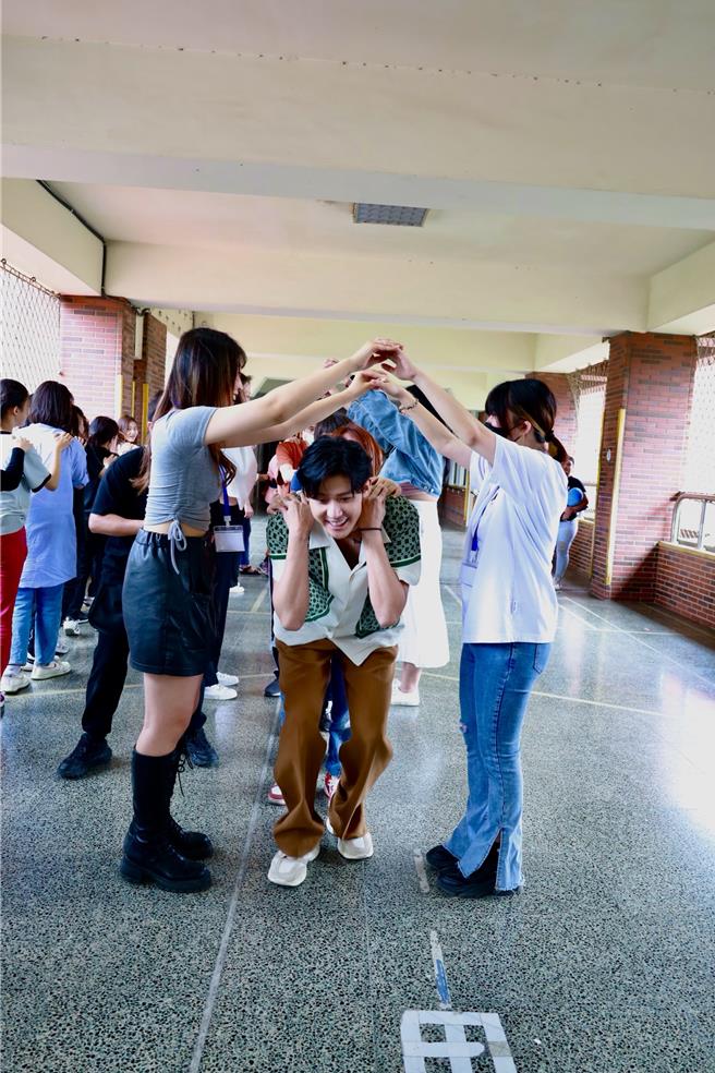 粉絲與李玉璽一起與特教生同樂。（晴空鳥提供）