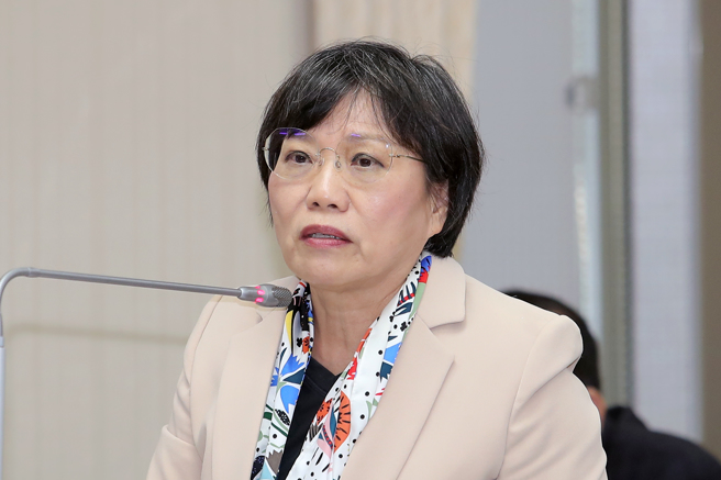 继陆配网红「亚亚」刘振亚后，同样涉及宣传武统的「恩绮」及「小微」也遭移民署要求限期离境，31日是最后一天。内政部长刘世芳31日在立法院表示，根据掌握的讯息，其中一人已订好机票，另外一人仍然犹豫不决。（黄世麒摄）