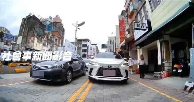 台南市1辆白色的多元计程车因遭等候进入停车场的车辆挡住，跨越双黄线逆向超车，碰上机车骑士不愿退让，双方发生口角。（撷自社会事脸书粉专／程炳璋台南传真）