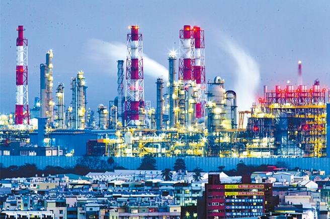 电价冻涨，经济部次长赖建信表示，与大罢免等政治议题无关，是考量经济前景、通膨等忧虑而冻涨。(资料照／洪凯音台北传真)