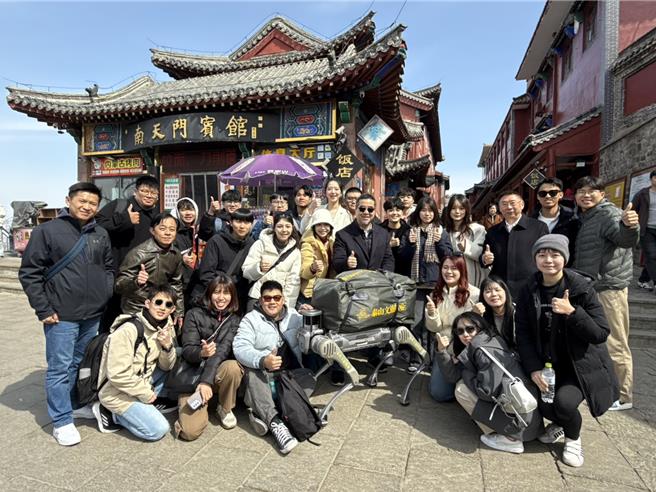 馬英九基金會山東訪問團與機器狗合影。（馬英九基金會提供）