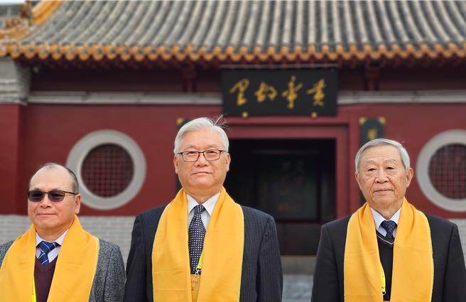 中國國民黨副主席夏立言今天出席乙巳年黃帝故里拜祖大典。儀式開始前，在黃帝故里前和林祖嘉、趙春山合影。（藍孝威攝）