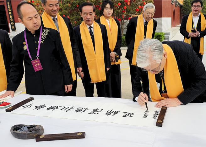 乙巳年黃帝故里拜祖大典今天（31日）上午在河南新鄭舉行。儀式開始前，夏立言提筆留下書法「中華始祖德澤綿延」。（藍孝威攝）