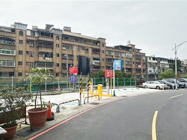 位于中和区大仁街与大勇街46巷交叉口閒置用地，经工务局违章建筑拆除大队清除占用物后，由交通局依地方停车需求新辟为平面停车场。（新北市交通局提供）