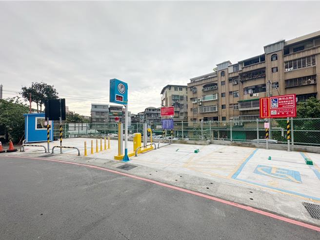 大仁段平面停车场距环状线景平站走路仅需5分钟，将于4月1日起正式收费营运。（新北市交通局提供）