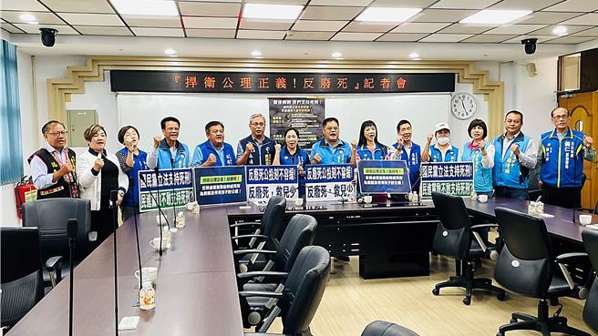 国民党台东县议会党团今（31）日举行记者会声援剀剀案，表态支持推动「反废死」公投、加重虐童刑责及加强社会安全网。（萧嘉蕙摄）