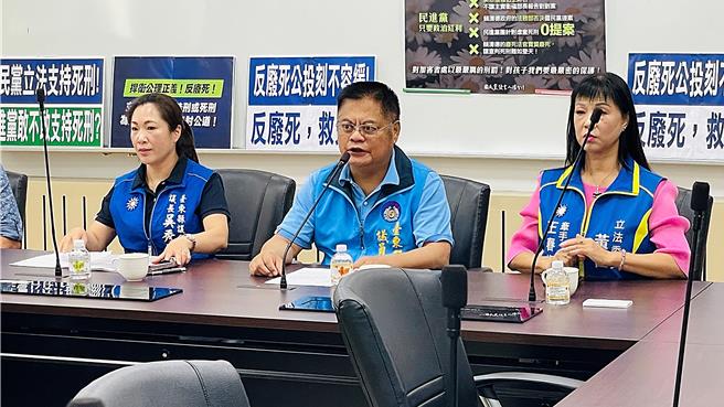 国民党台东县议会党团书记长章正辉（中）以经济学成本理论为例，强调重罚阻恶行。（萧嘉蕙摄）