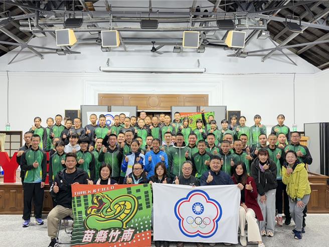 苗栗县立大同高中2级学生萧洁及竹南国中9年级学刘子渝将代表中华队参赛，31日出发前夕，竹南国中特别举办应援活动。（竹南国中提供／谢明俊苗栗传真）