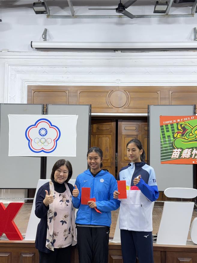 苗栗县立大同高中2级学生萧洁（右）及竹南国中9年级学刘子渝（中）将代表中华队参赛，31日出发前夕，2人都是竹南国中栽培出来，让校长郭芳江骄傲不已。（竹南国中提供／谢明俊苗栗传真）