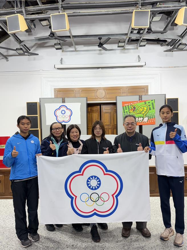 苗栗县立大同高中2级学生萧洁（右）及竹南国中9年级学刘子渝（左）将代表中华队参赛，31日出发前夕，竹南国中特别举办应援活动。（竹南国中提供／谢明俊苗栗传真）