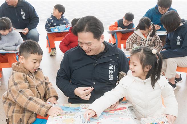 新竹市代理市长邱臣远31日到水源国小与孩子提前庆祝，并发送市府今年特别准备的儿童节礼物─市鸟喜鹊「16色皮卡粉蜡笔」。（新竹市政府提供／陈育贤新竹传真）