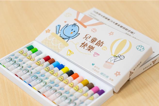 新竹市政府今年送给全市儿童的儿童节礼物是市鸟喜鹊「16色皮卡粉蜡笔」。（新竹市政府提供／陈育贤新竹传真）