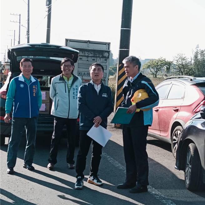 桃园沿海地区因空污及设备老旧等问题，导致跳电次数频繁，立委涂权吉（右二）争取台电于今年7月底前全数修復。（国民党市议员吴进昌提供）