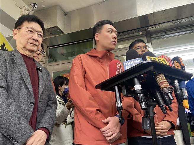 「地动删瑶」召集人赖苡任（中）邀请黄士修担任第二阶段的连署顾问。（邱芊摄）