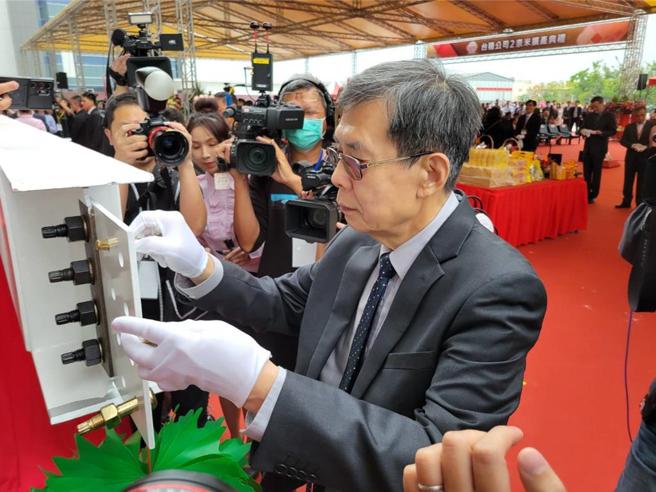 台积电执行副总经理暨共同营运长秦永沛，31日为高雄P2厂的上梁仪式，锁上螺丝之后签名。图／顏瑞田