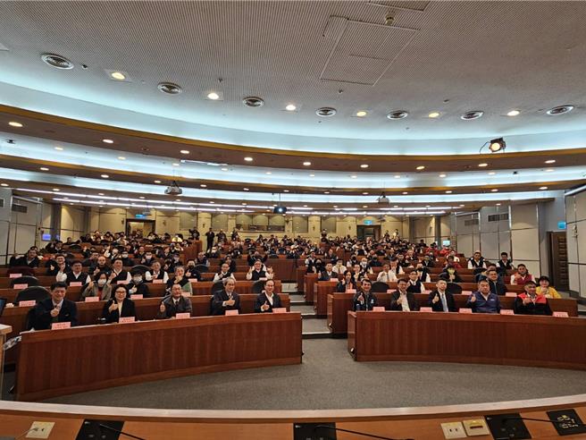 台北市公车公会成立的「公车学院」31日开训，首堂课邀请专家学者教授年资未满1年的新进驾驶「防御驾驶」观念。（谢佳君摄）