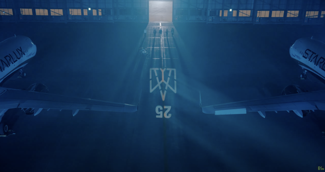 五月天破天荒在星宇航空飞机维修棚前开唱，震撼场面成为跨年夜最热话题。结合航空元素，不仅音乐圈轰动，也在航空界掀起话题，成为25周年巡演经典开场。(图/截自相信音乐Youtube)