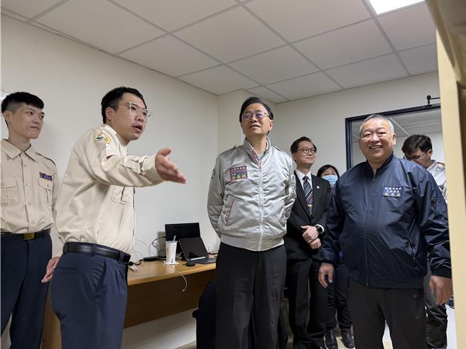 桃园市长张善政参观桃园役男宿舍，进门就笑说要内务检查。(蔡依珍摄)