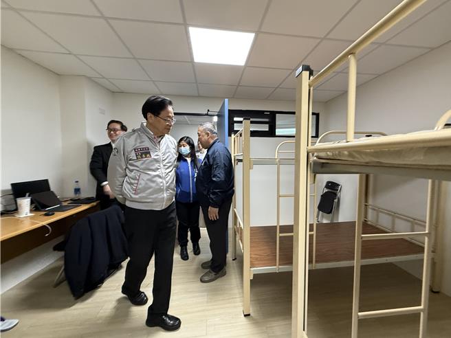 桃园市长张善政参观桃园役男宿舍，进门就笑说要内务检查。(蔡依珍摄)