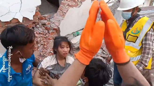 19岁少女被救出，现场大家欢声雷动。（翻摄脸书 People's Spring）