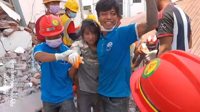 19岁少女被救出，现场大家欢声雷动。（翻摄脸书 People's Spring）