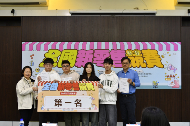 涂副局长颁发第一名奖项。(照片/健行科技大学提供)