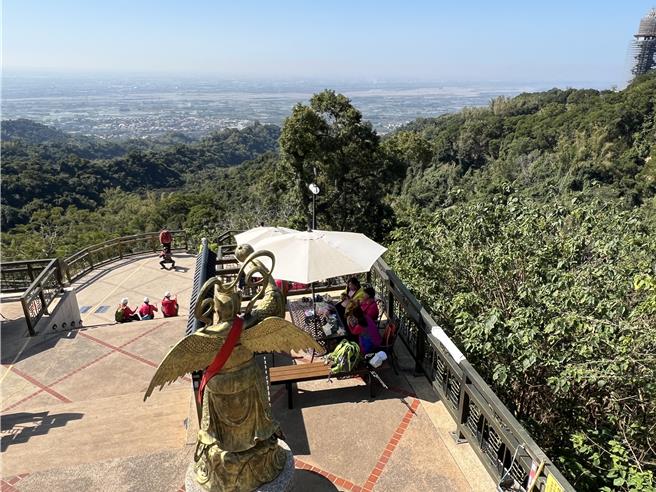 南投县政府斥资约5.5亿元兴建「松岭之星」景观塔，将串连松柏岭受天宫，让香客变游客，游客变香客。 （杨静茹摄）