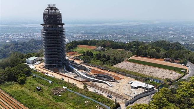 南投县政府斥资约5.5亿元兴建「松岭之星」景观塔几近完成，正进行室内装修、园艺造景及OT案招商。（南投县政府提供／杨静茹南投传真）