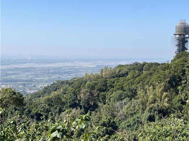 南投县政府斥资约5.5亿元兴建「松岭之星」景观塔，最快明年初试营运，民眾可将南投、彰化甚至台中三地美景尽收眼底。（杨静茹摄）