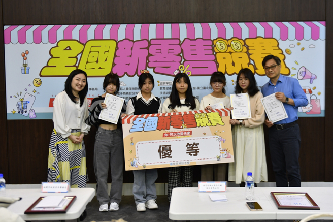 康思迅黄执行长颁发优等奖。(照片/健行科技大学提供)