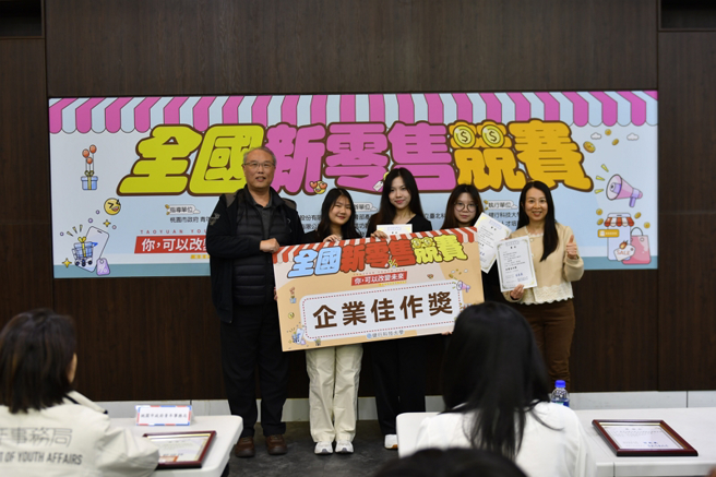 颁发企业佳作奖。(照片/健行科技大学提供)