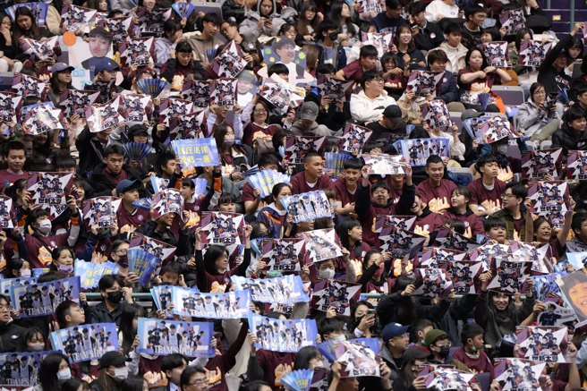 世新女篮的拚搏精神感动眾多师生校友，前进小巨蛋热情吶喊加油。(照片/世新大学提供)