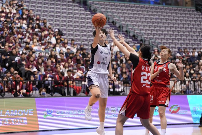 世新女篮前锋游沁桦荣任本季阻攻后，以稳健防守为球队注入不可或缺的关键力量。(照片/世新大学提供)