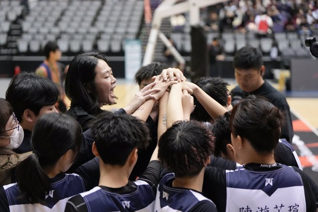 世新女篮总教练林纪妏感性表示，这些球员在她心中早已是无可取代的冠军。(照片/世新大学提供)