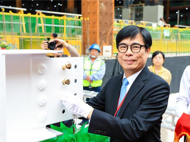 高雄市长陈其迈为P2厂上梁仪式，拴上螺丝的画面。图／高雄新闻局提供