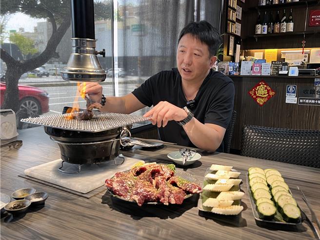 台南市安平区知名的「牛五蔵」餐厅被网友PO文抱怨太贵，刘姓业者展示菜品澄清。（洪荣志摄）